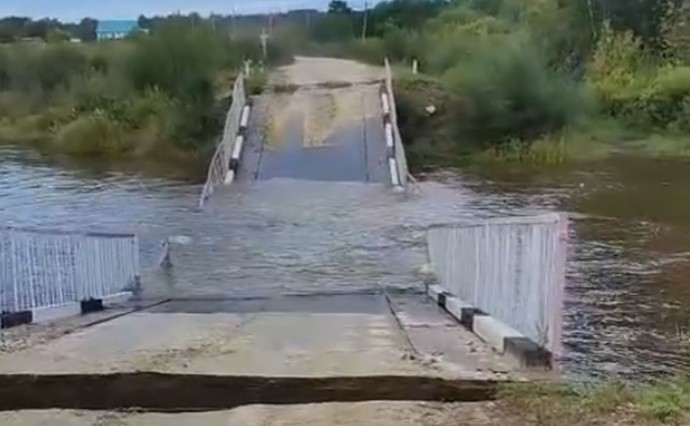 В Амурской области после проезда большегруза обрушился мост