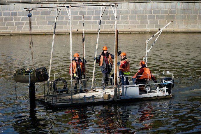 Плавающие фонтаны на Водоотводном канале демонтировали перед зимой