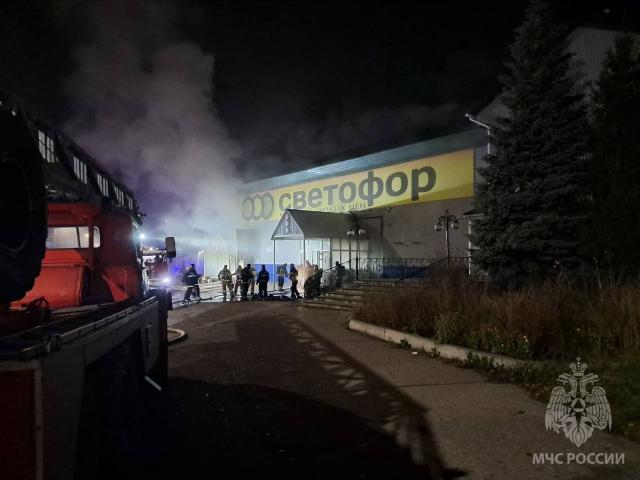 Крупный пожар произошел в магазине «Светофор» в Стерлитамаке Крупный пожар произошел в магазине «Светофор» в Стерлитамаке