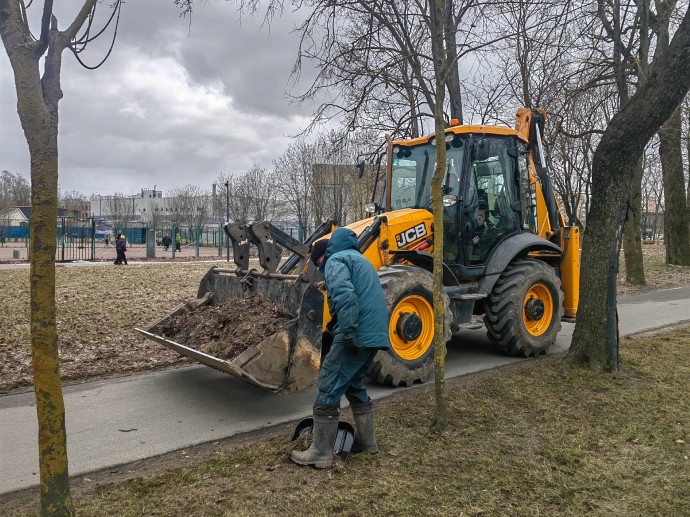 Улицы и дороги Петербурга убирают более тысячи сотрудников и 706 единиц техники