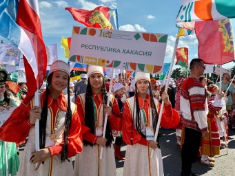 Всероссийская детская фольклориада в Уфе стартует с костюмированного парада