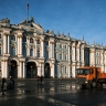 Москвичек выставили из Эрмитажа за внешний вид. Они были слишком красивыми
