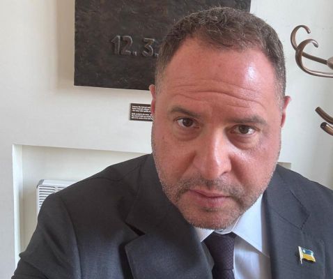 Ермак готовится бежать с Украины по документам прикрытия — ZN