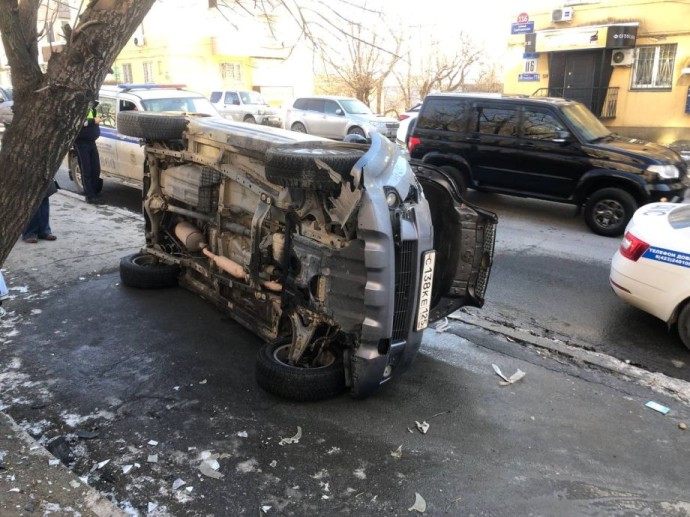 Во Владивостоке автомобиль с леди перевернулся из-за заклинившей педали газа Во Владивостоке автомобиль с леди перевернулся из-за заклинившей педали газа