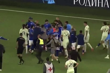 Российский футбольный матч завершился массовой дракой Российский футбольный матч завершился массовой дракой