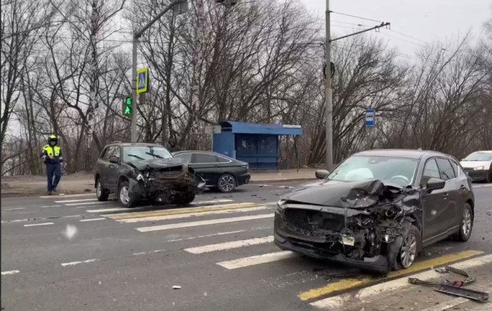 Из-за массового ДТП на Полушкиной роще в Ярославле образовалась пробка