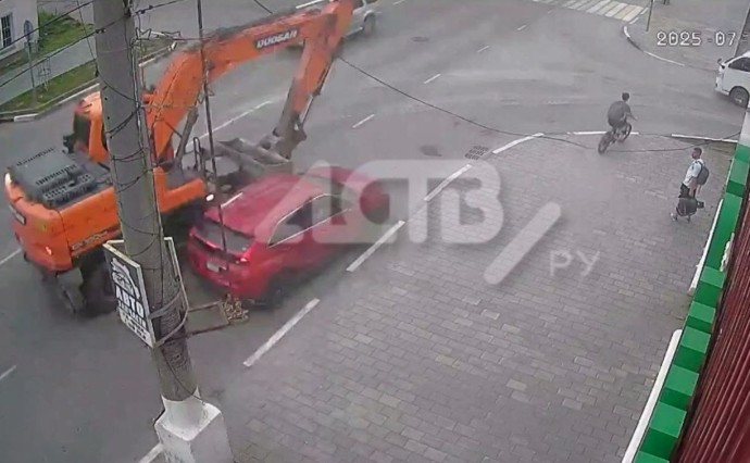 Почуял неладное: в Холмске велосипедист покинул место аварии за секунды до столкновения
