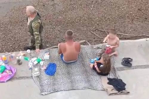 Трое пьяных благовещенцев отдыхали у реки вместе с детьми