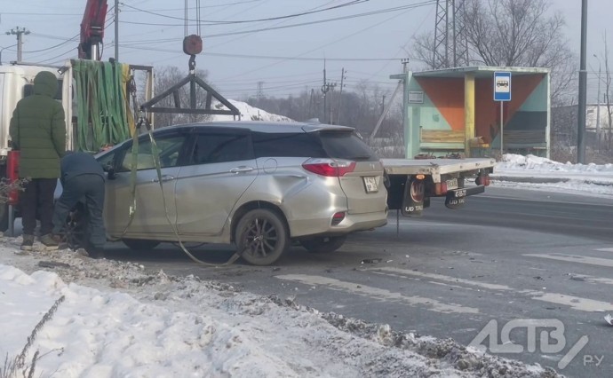 Грузовик и легковушка столкнулись в Южно-Сахалинске