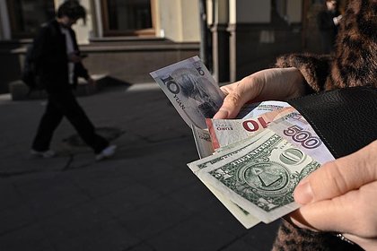 Курс доллара превысил отметку в 83 рубля