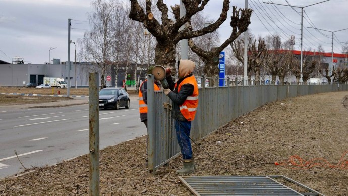 В Ярославле демонтируют пришедшее в негодность ограждение на проспекте Фрунзе