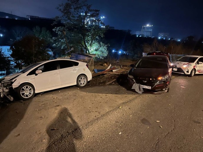 Ночная авария во Владивостоке: Allion протаранил Prius — машина влетела в забор Ночная авария во Владивостоке: Allion протаранил Prius — машина влетела в забор