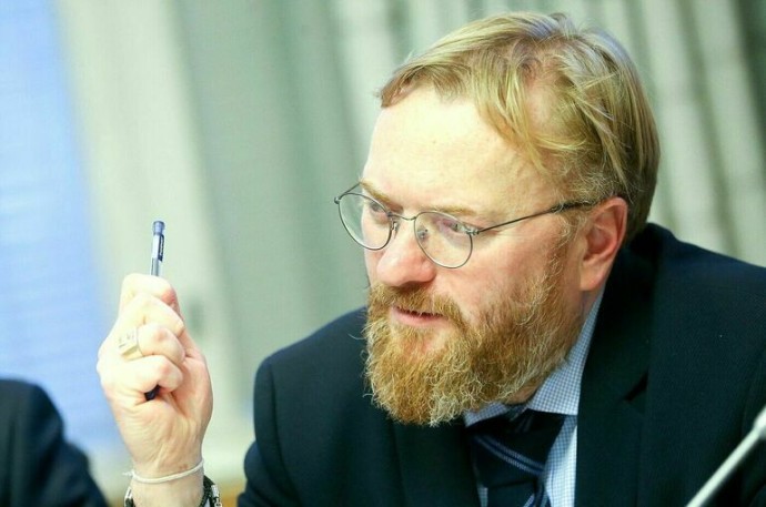 Виталий Милонов: Каждому флагу — по серпу с молотом