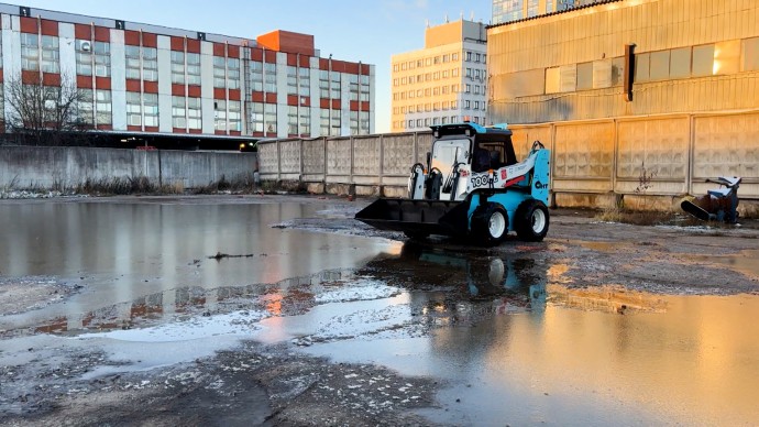 Петербург испытывает первый электрический коммунальный погрузчик Петербург испытывает первый электрический коммунальный погрузчик