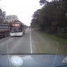 "Вытолкнул на обочину": опасный манёвр автобуса попал на видео в Южно-Сахалинске