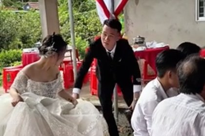 Жених ростом 190 сантиметров нашел невесту на полметра ниже и поставил ее на табуретку