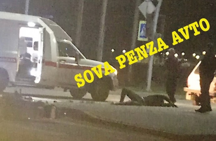 Под Пензой после жесткой аварии увезли в больницу мотоциклиста и его пассажирку