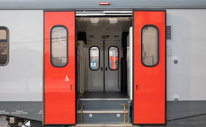 На Сахалине под пригородным поездом погибла женщина