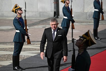 Фицо назвал детской шуткой попытки стран ЕС помешать его визиту в Россию