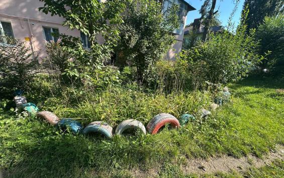 В Курске прокуратура потребовала убрать 156 автошин, уложенных на газонах у двух домов