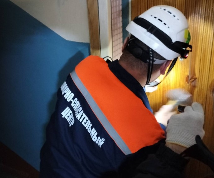 В Пензе спасатели вскрыли квартиру на улице Красной