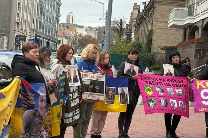 Родственники украинских военных вышли на протест в Киеве Родственники украинских военных вышли на протест в Киеве