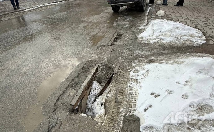 В Южно-Сахалинске автомобиль повредил бампер, проезжая через повреждённую ливнёвку