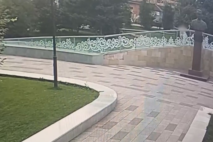 Вандализм в сквере Соломенцева: мэр Ельца призвал горожан к ответственности
