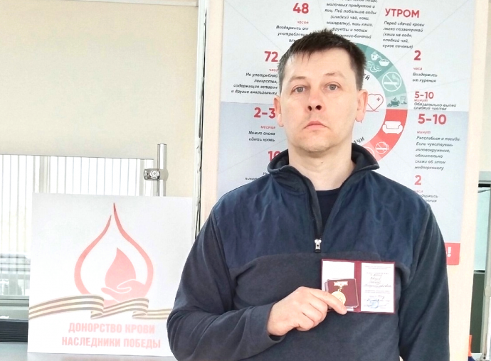 Новгородец Сергей Евсеев стал Почетным донором России