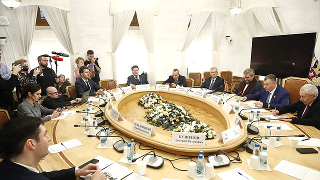 В ГД прошло заседание Экспертного совета на тему «Россия — ЕС: вероятность изменения политической ситуации» В ГД прошло заседание Экспертного совета на тему «Россия — ЕС: вероятность изменения политической ситуации»