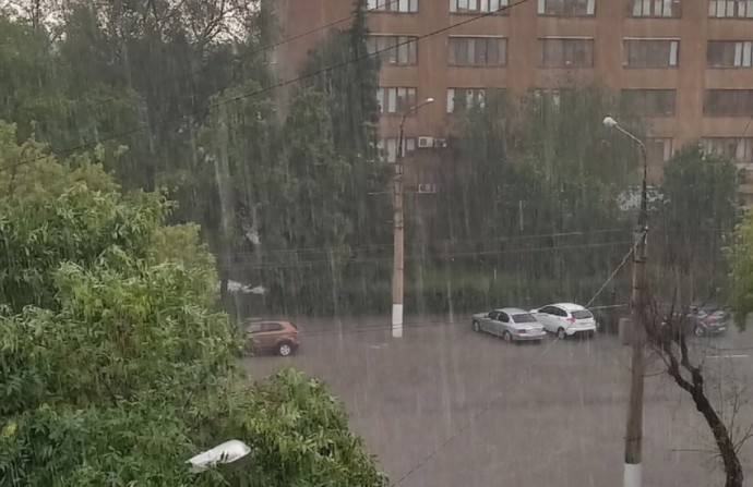 Ливень с градом обрушился на Магнитогорск