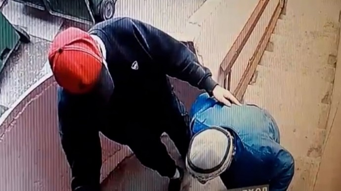 Курьера телефонных мошенников задержали с поличным на Васильевском острове