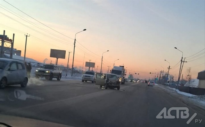 Легковушка и спецтехника столкнулись на ул. Железнодорожной в Южно-Сахалинске