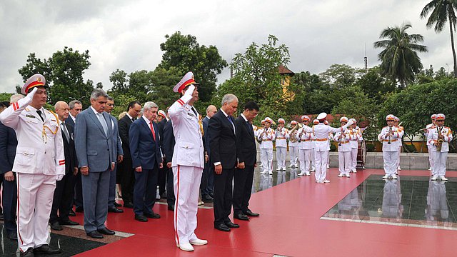 Вячеслав Володин и депутаты ГД почтили память Хо Ши Мина и всех борцов за независимость Вьетнама