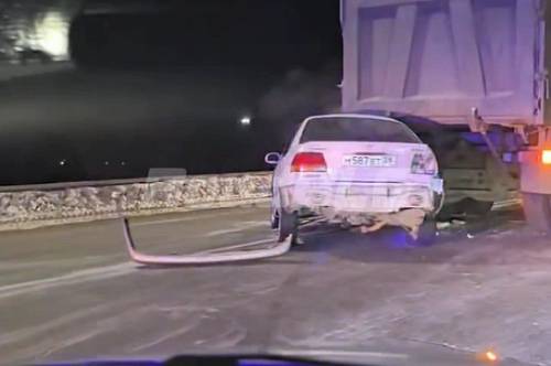 На виадуке по Театральной в Благовещенске легковушка столкнулась с грузовиком