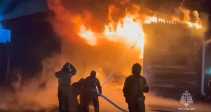 В Улан-Удэ сгорел гаражный бокс с грузовиками и автопогрузчиками