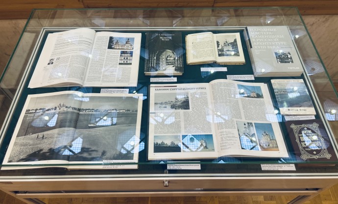 «Великий Устюг: Родина Деда Мороза»: в Российской национальной библиотеке открыта книжная выставка