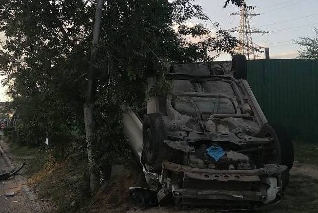 В Улан-Удэ автомобиль сбил опору уличного освещения и перевернулся