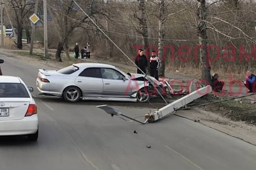 В Благовещенске на Театральной автомобиль уронил электроопору