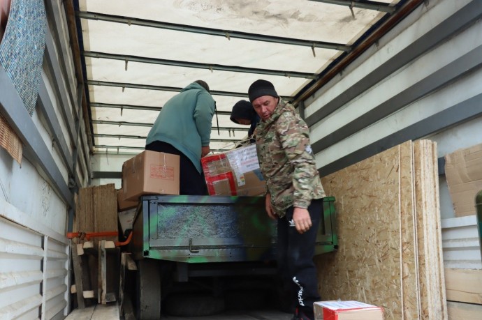 В районе Башкирии волонтёры загрузили фуру имуществом для нужд СВО