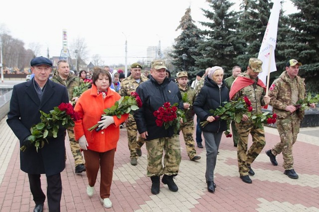 В Саранске в День народного единства возложили цветы к памятнику Навеки с Россией В Саранске в День народного единства возложили цветы к памятнику Навеки с Россией