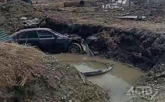 "Сердце в пятки ушло": автомобиль на скорости вылетел в овраг в Новотроицком, едва не сбив людей