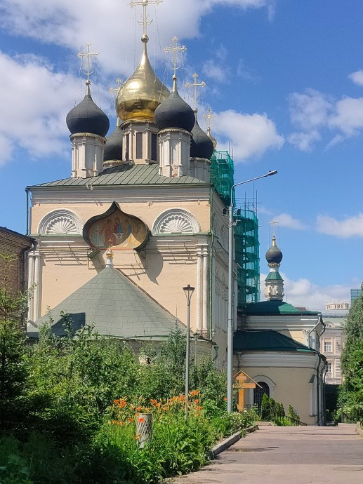 Началась реставрация белокаменного декора храма Живоначальной Троицы в Кожевниках