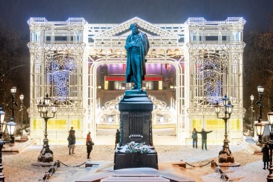 На Пушкинской площади и в Новопушкинском сквере появились светящиеся арки