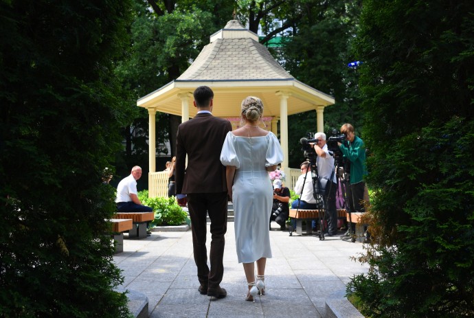 Этим летом в Москве заключили рекордные за десятилетие 36 тысяч браков