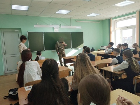 Военнослужащий с позывным "Дельфин" рассказал о настоящей дружбе саранским гимназистам