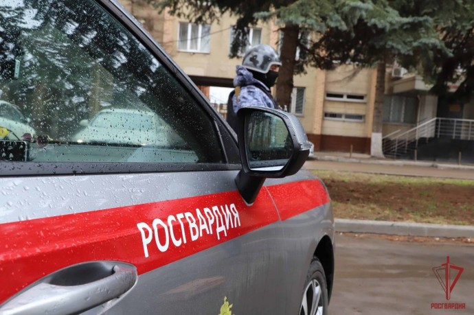 В Новомосковске злоумышленник с ножом удерживал женщину в квартире