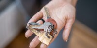 193 сироты из Астрахани получили жилье после вмешательства прокуратуры