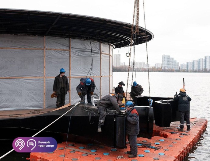 Новые причалы для электросудов прибыли в столицу из Перми
