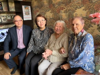 В Улан-Удэ труженицу тыла поздравили с 95-летием